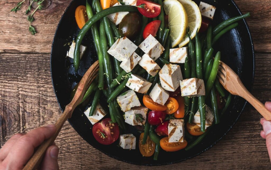 A salad of tofu with tomatoes and green beans