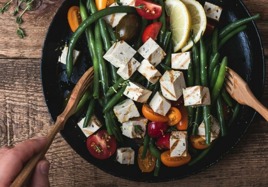 A salad of tofu with tomatoes and green beans